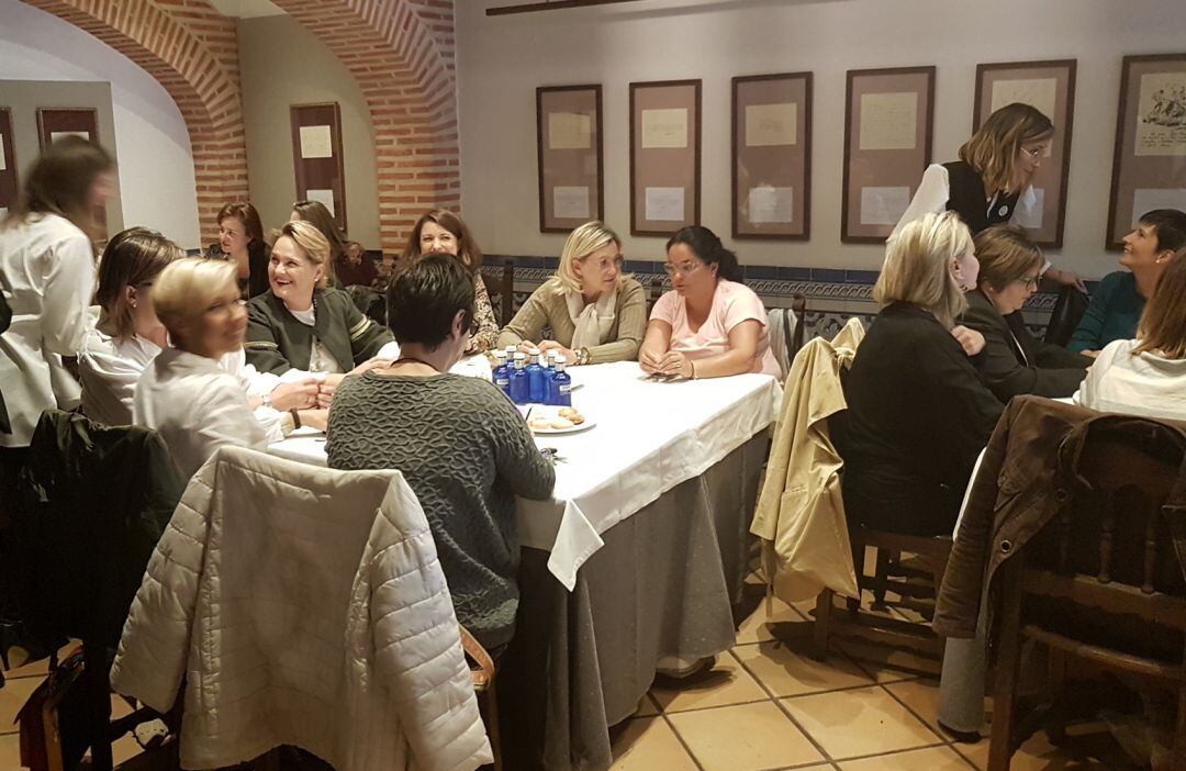 Algunas de las participantes en la primera reunión de la Comisión Especial de Promoción del Talento Femenino de Cámara Segovia este martes en &quot;El Altar del Vino&quot;