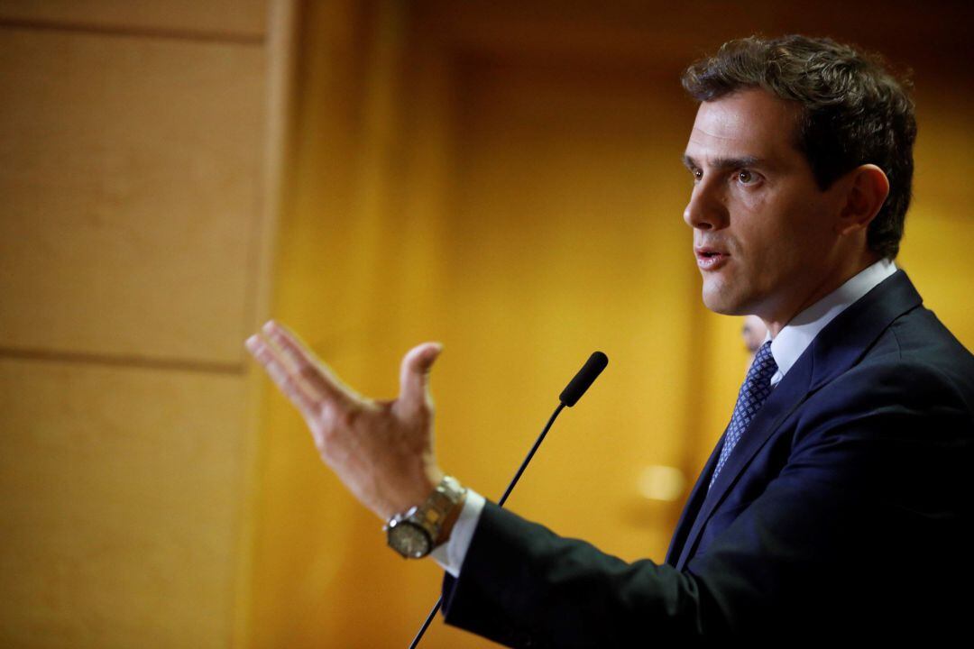  El presidente de Ciudadanos, Albert Rivera, realiza declaraciones antes de reunirse con cargos y diputados de Ciudadanos en la Asamblea de Madrid