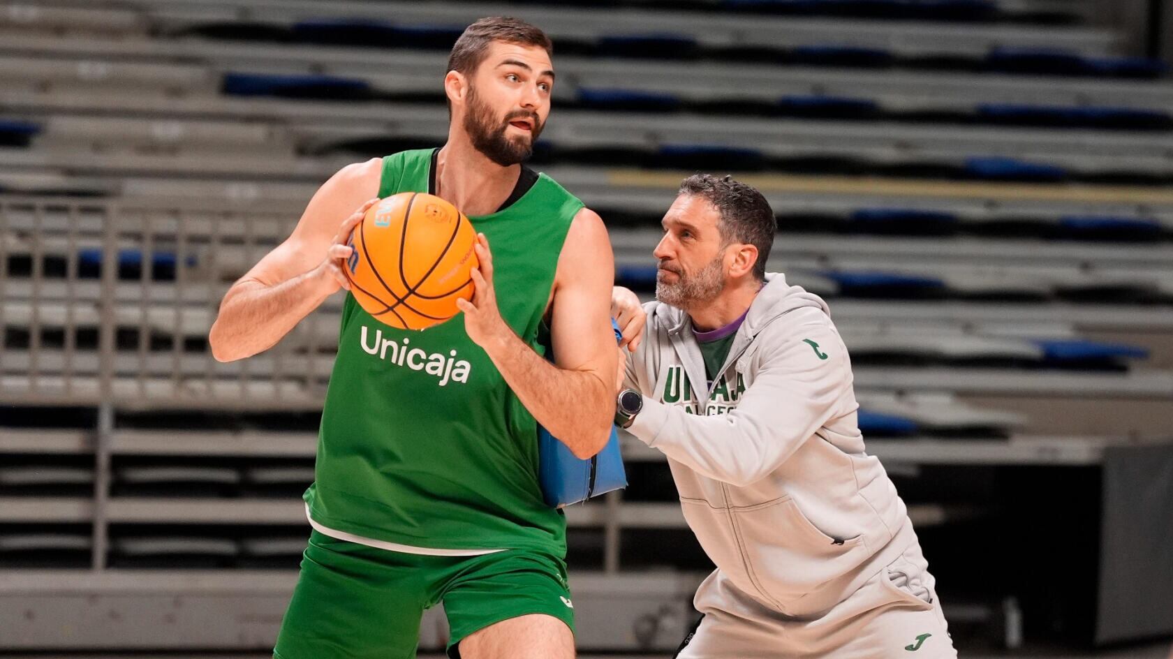 El pívot del Unicaja David Kravish en una acción durante un entrenamiento con el técnico Ibon Navarro