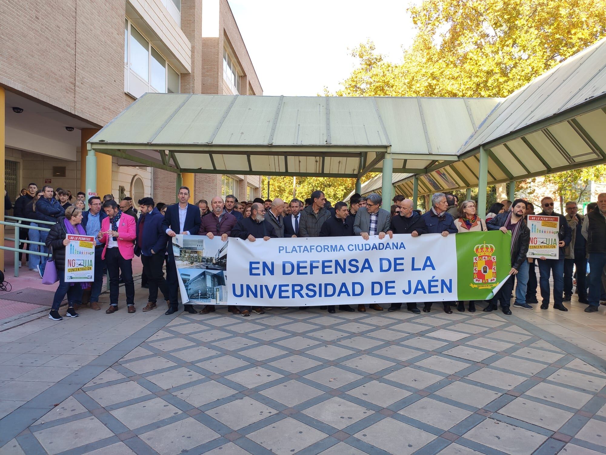 Centenares de personas secundando una concentración en la Universidad de Jaén