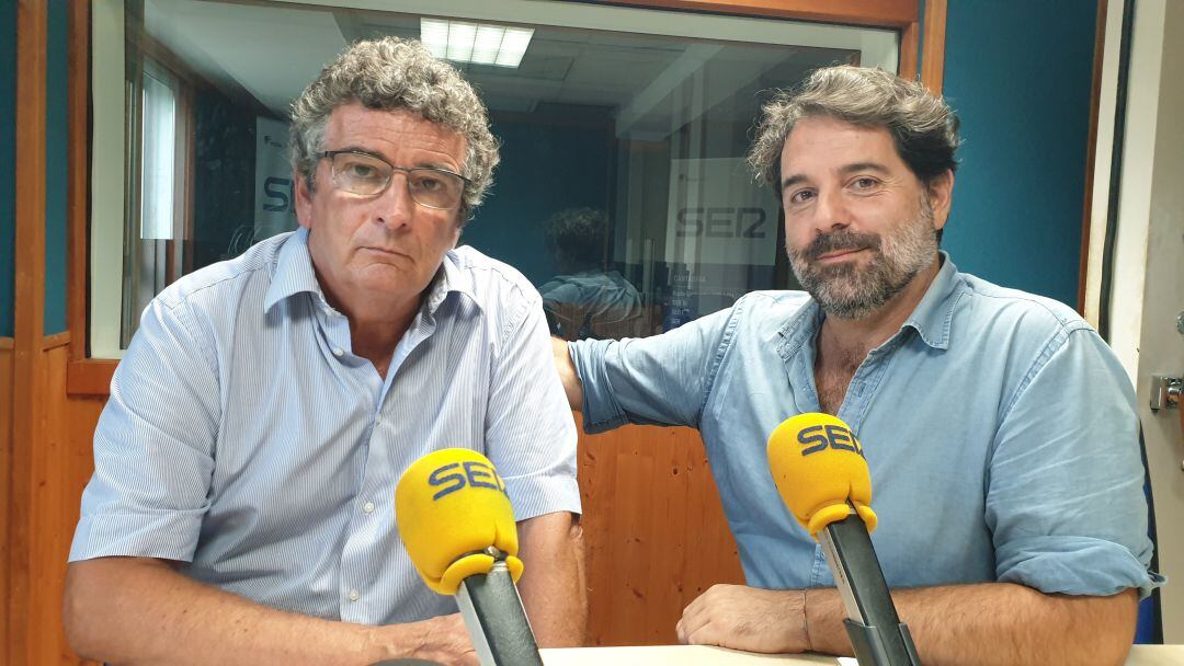 Juan Guimerans y Román San Emeterio en el estudio de la Ventana de Cantabria  