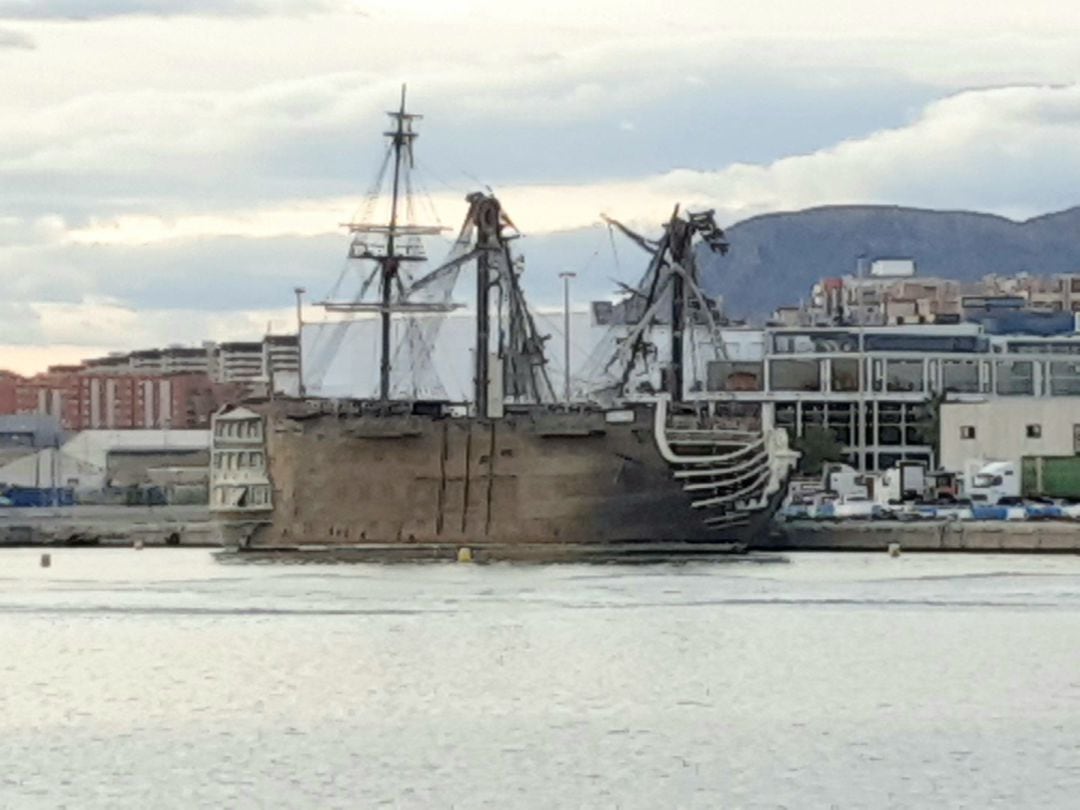 La réplica del Santísima Trinidad en el muelle 7 del Puerto de Alicante en una imagen del mes de noviembre