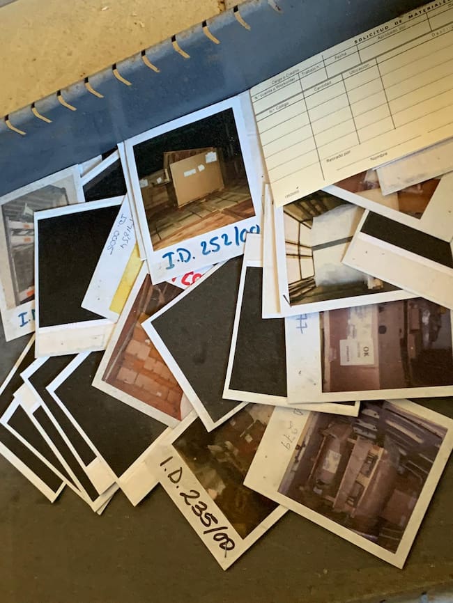 En el edificio de oficinas de Delphi Puerto Real hay esparcidas cientos de este tipo de imágenes Polaroid que parecen haber inventariado los muebles que quedaban en la sede antes del cierre.