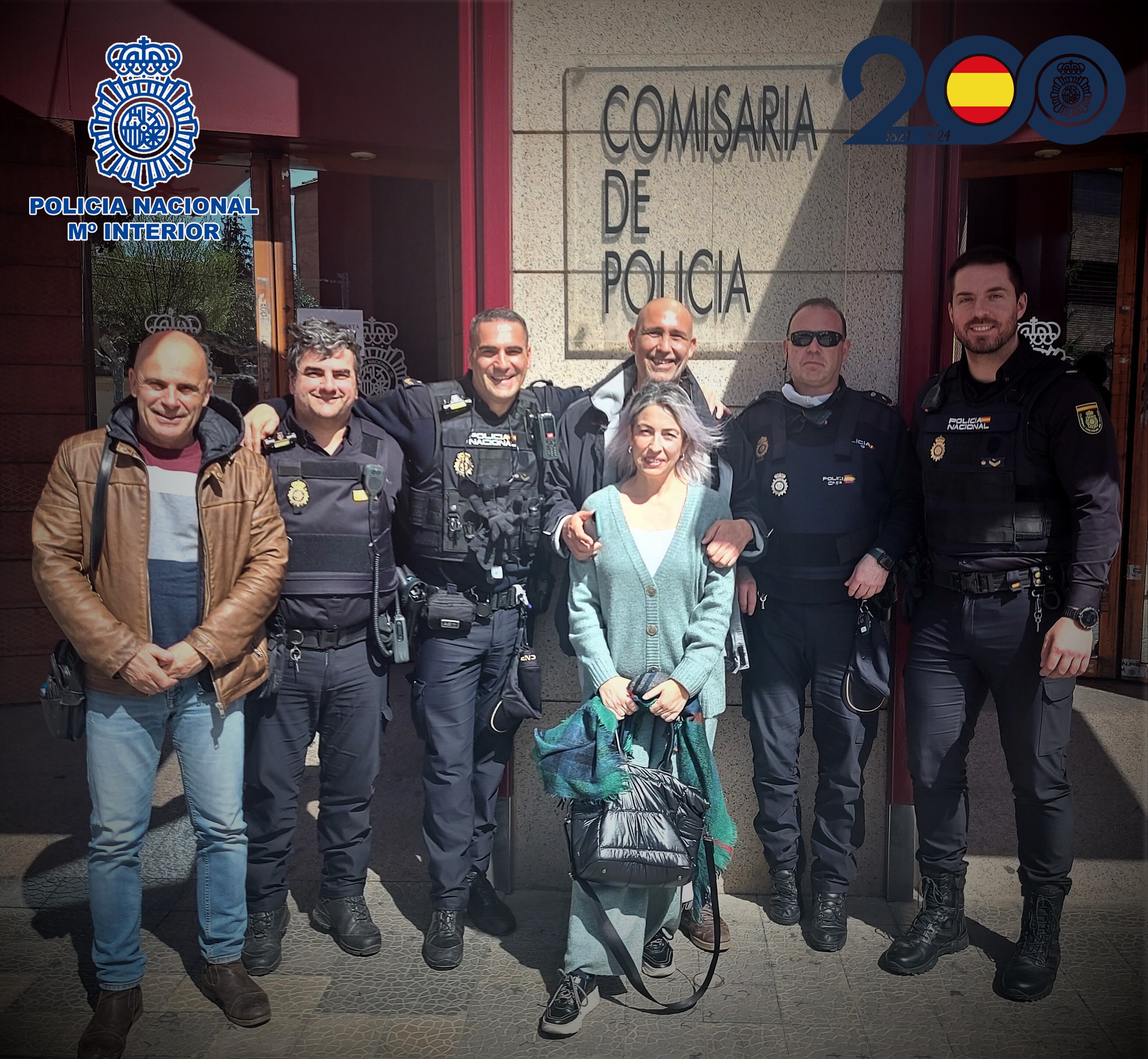 En la imagen, el Policía Local de Córdoba y su esposa, con los agentes de la Policía Nacional que le asistieron activamente y consiguieron su reanimación