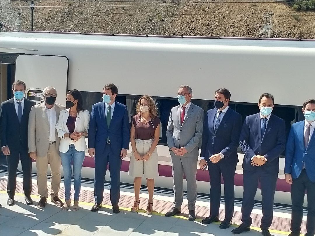 La Ministra de Transportes, Movilidad y Agenda Urbana, Raquel Sánchez, el Presidente de la Junta de Castilla y León, Alfonso Fernandez Mañueco, y otras autoridades y cargos públicos, a su llegada a la estación Sanabria AV