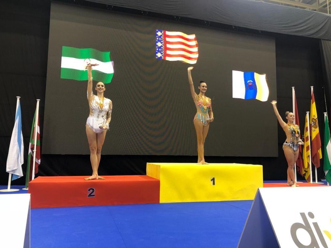 Lucía Álcalá junto a la cempona valenciana, Paula Arciniega, y la tercera clasificada, la canaria Anna Ordóñez. 