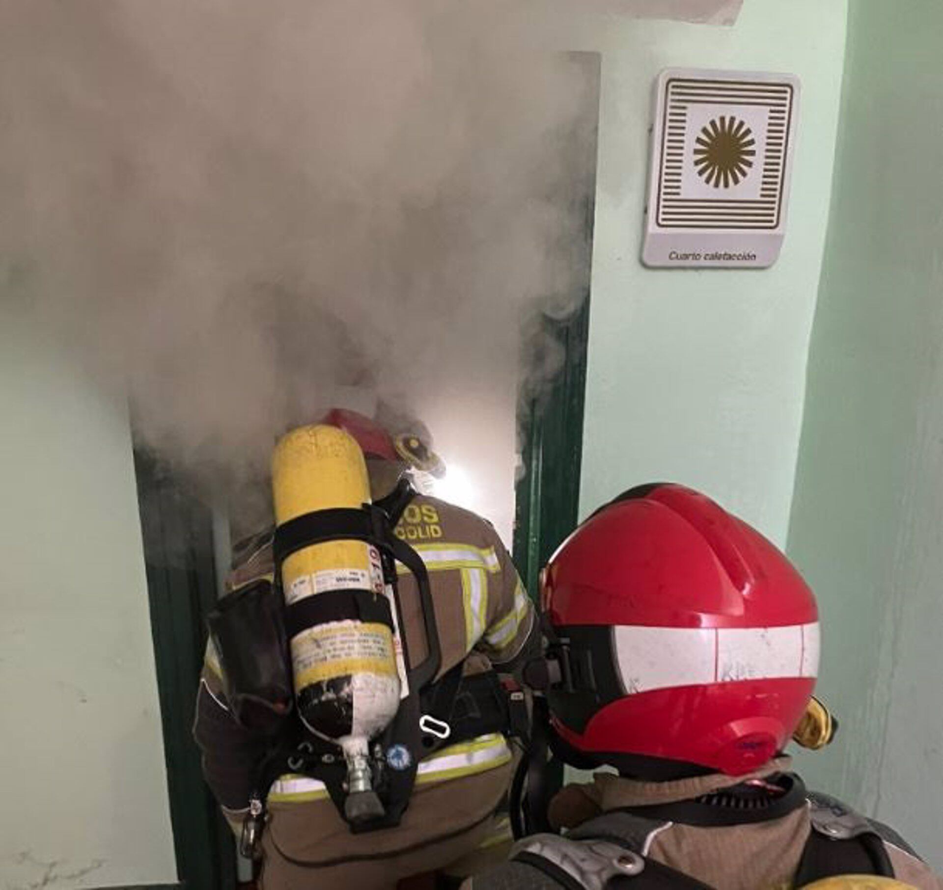 Los bomberos de Valladolid, en el incendio declarado en el colegio Francisco de Quevedo