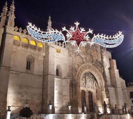 El entorno de la iglesia de Santa María ya su iluminación navideña.