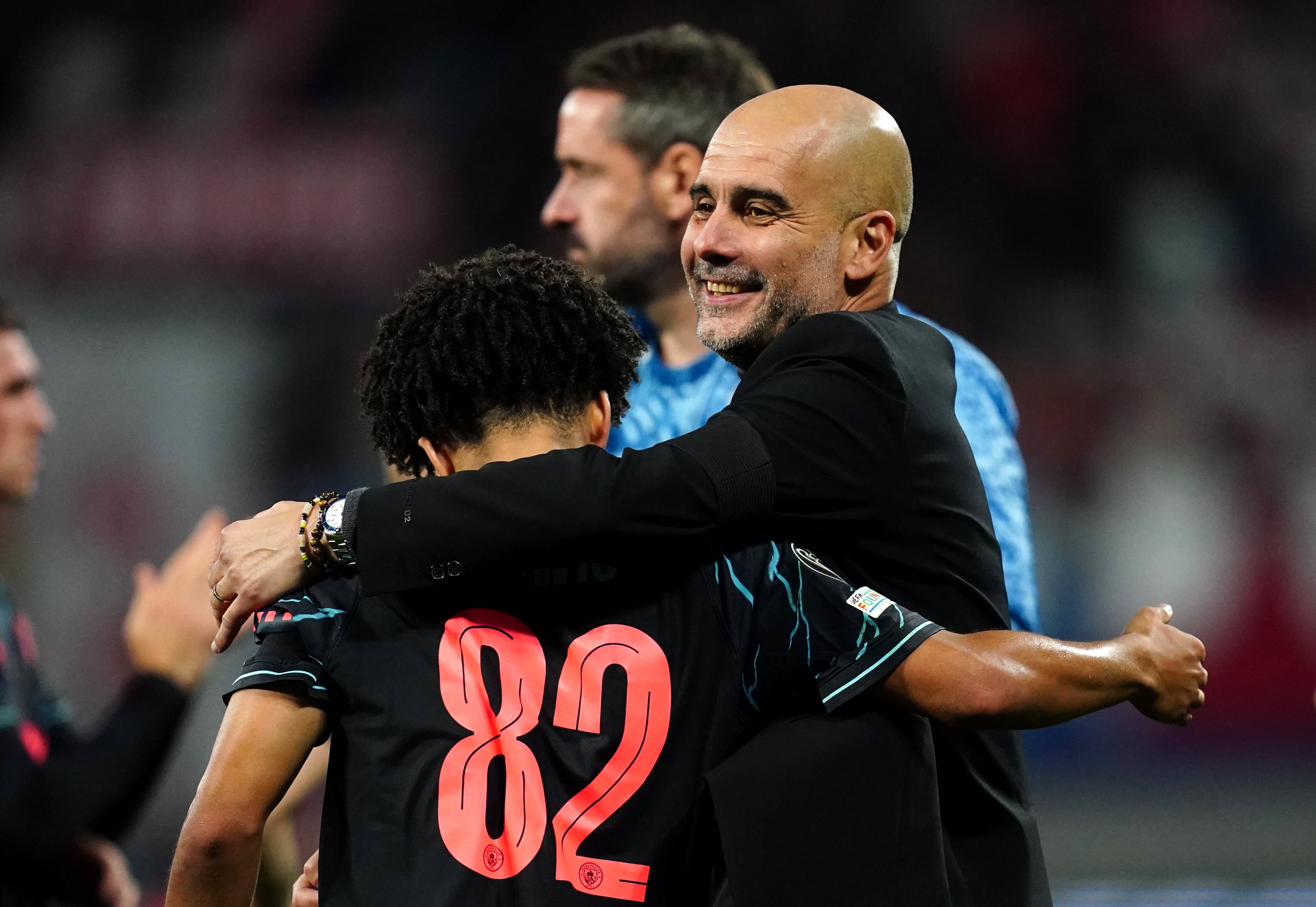 Pep Guardiola abraza a Rico Lewis tras el partido contra el Leipzig