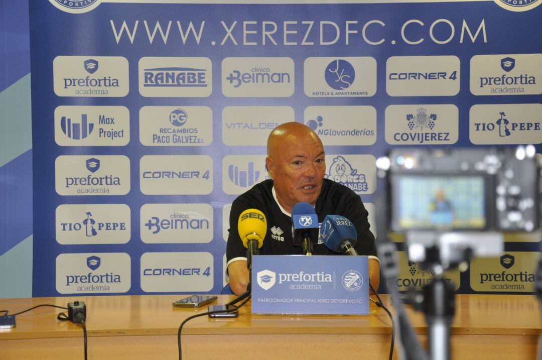 Andrés García Tébar durante la rueda de prensa en Chapín este viernes