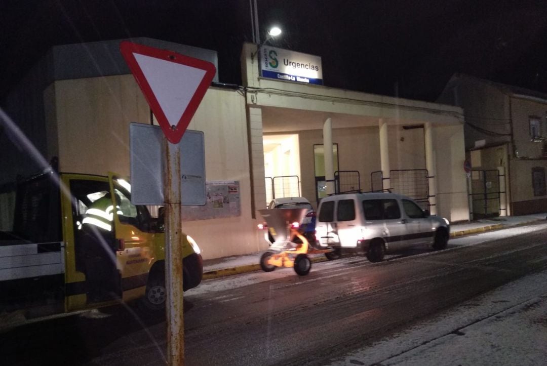 Efectivos repartiendo sal en las inmediaciones del centro de salud por la tormenta 'Filomena'