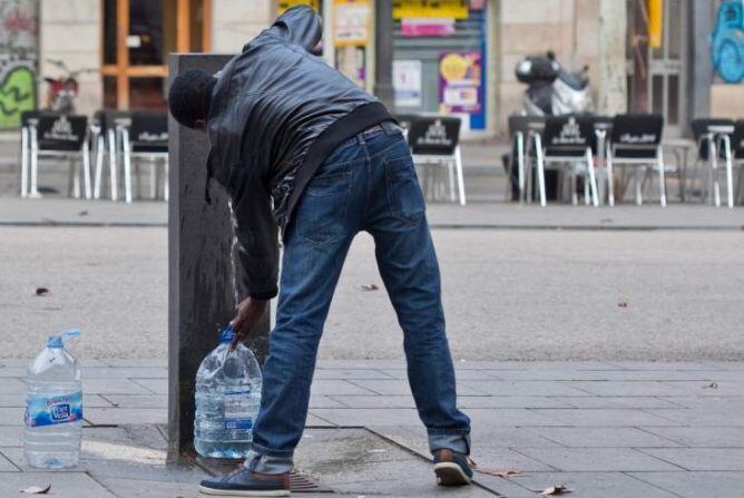 Cada cop és més freqüent la imatge de gent que s'abasteix d'aigua a les fonts públiques