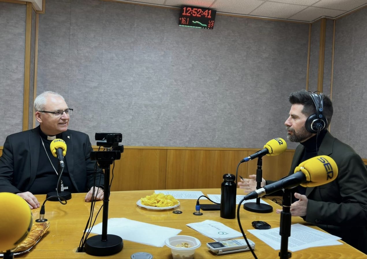 El Obispo de la Diócesis de Jaén, Sebastián Chico Martínez, con el periodista, José Gómez Garrido, durante los programas especiales con motivo de la Semana Santa en Radio Jaén Cadena SER.