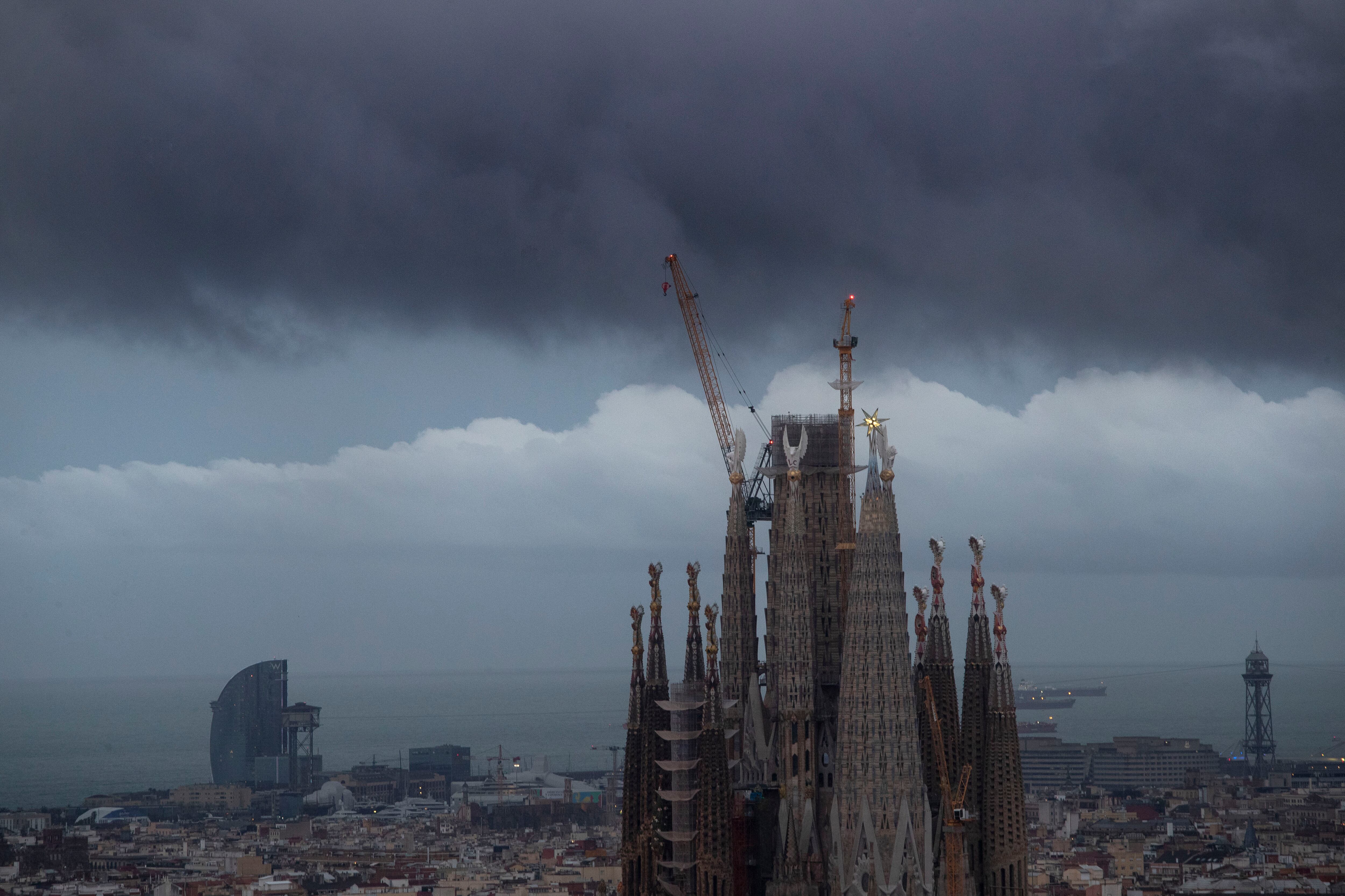 Vista de Barcelona este domingo tras el temporal de estos días que ha dejado lluvias copiosas en toda Cataluña. EFE/Marta Pérez