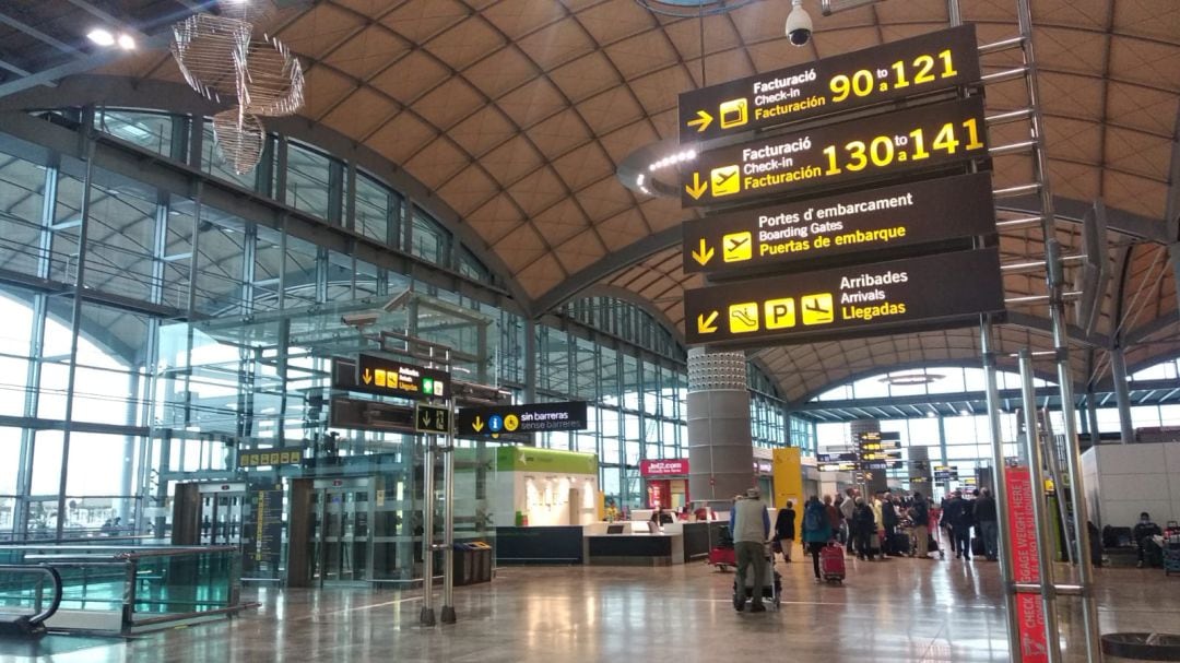 La situación este viernes en el aeropuerto volvía a ser la habitual en esta época del año