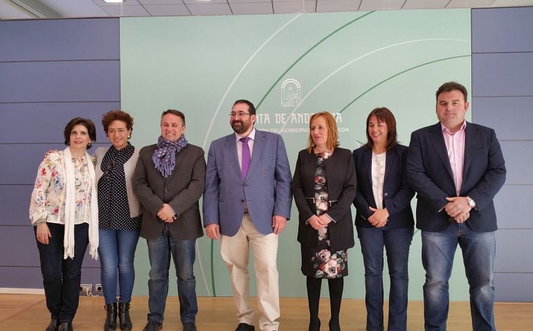 El delegado de Educación de la Junta, en el centro, posa con los alcaldes con los que ha firmado el acuerdo para la apertura de nuevos centros infantiles el próximo curso en varias localidades de la provincia de Granada