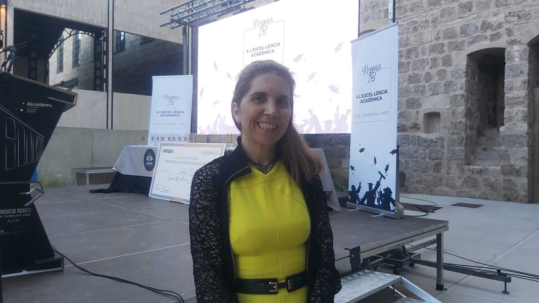Nuria Oliver, referente mundial en Inteligencia Artificial, antes de iniciarse el acto de entrega de los Premios IB y tras atender a Radio Alcoy