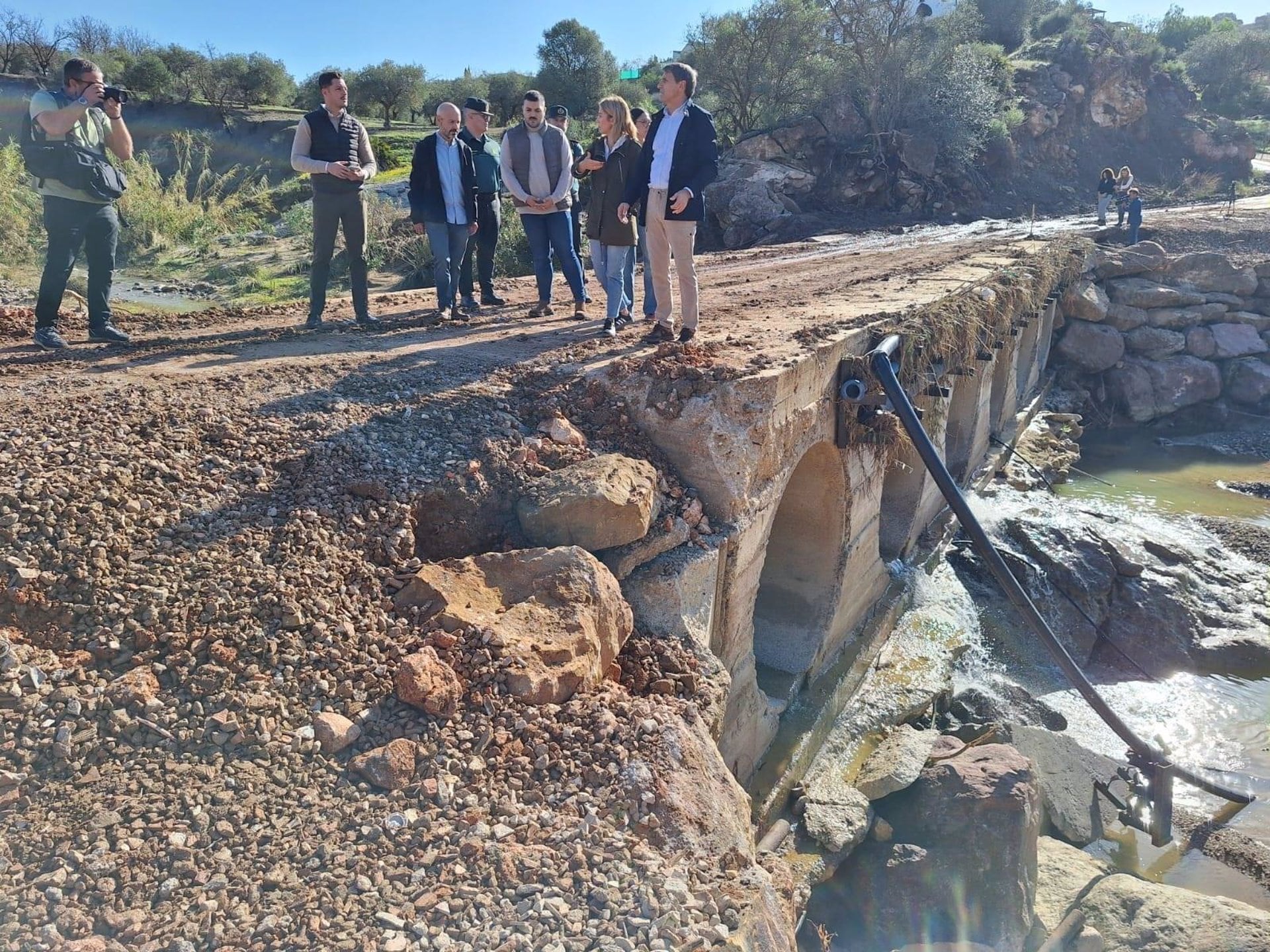 La alcaldesa de Almogía, Antonia García, junto al delegado del Gobierno en Andalucía, Pedro Fernández, y el subdelegado en Málaga