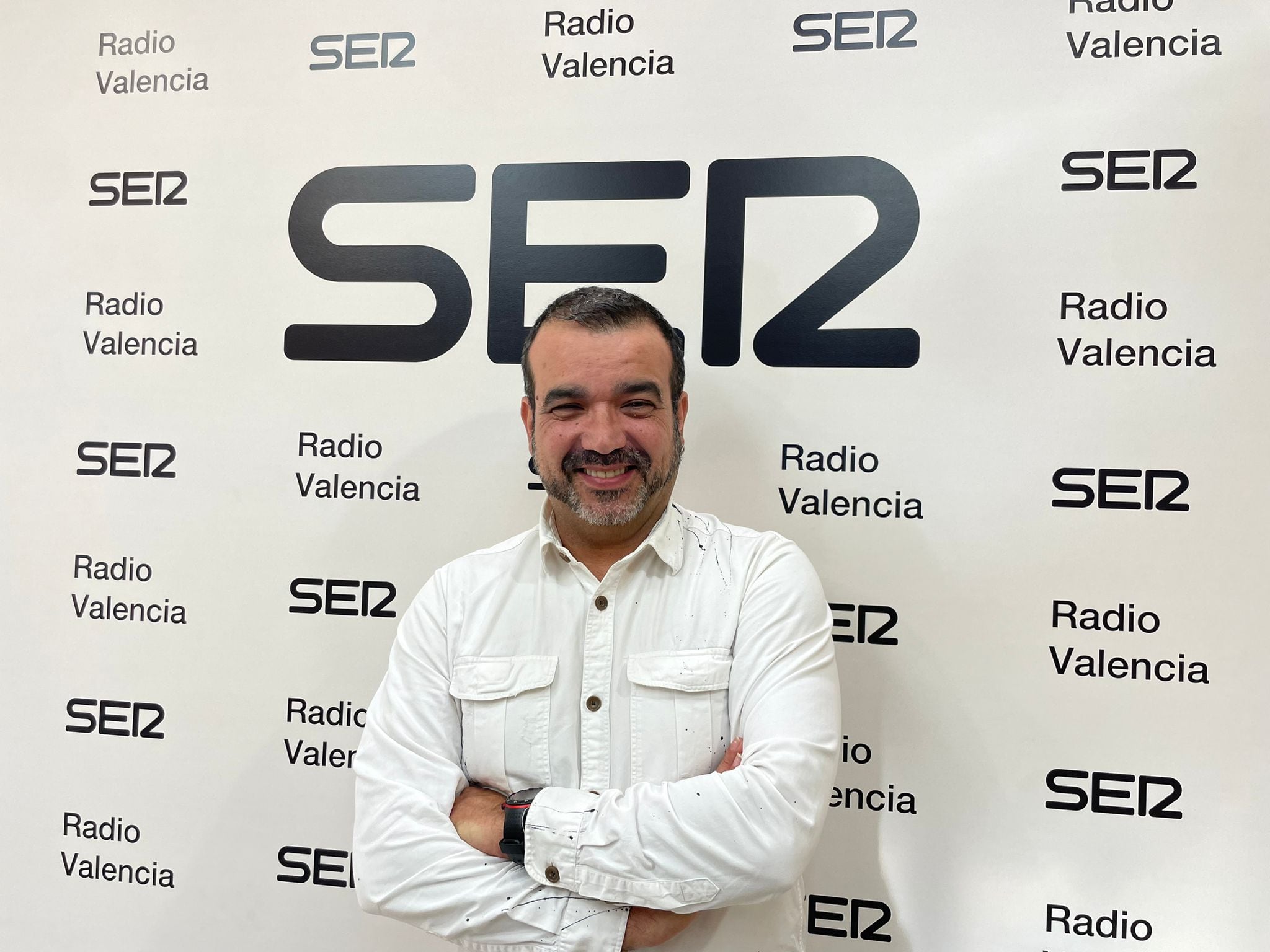 El periodista y escritor Juanjo Braulio, en los estudios de Radio Valencia Cadena SER.