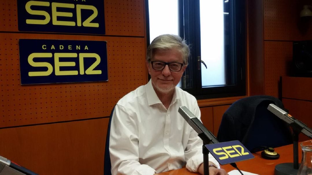 El alcalde de Zaragoza, Pedro Santisteve, en los estudios de Radio Zaragoza