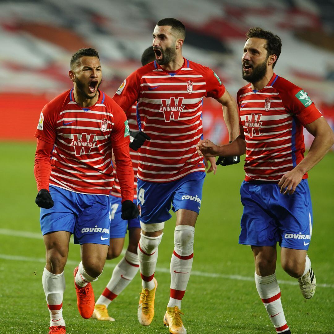 Luis Suarez y sus compañeros del Granada celebran el primero de los goles de córner a Osasuna  