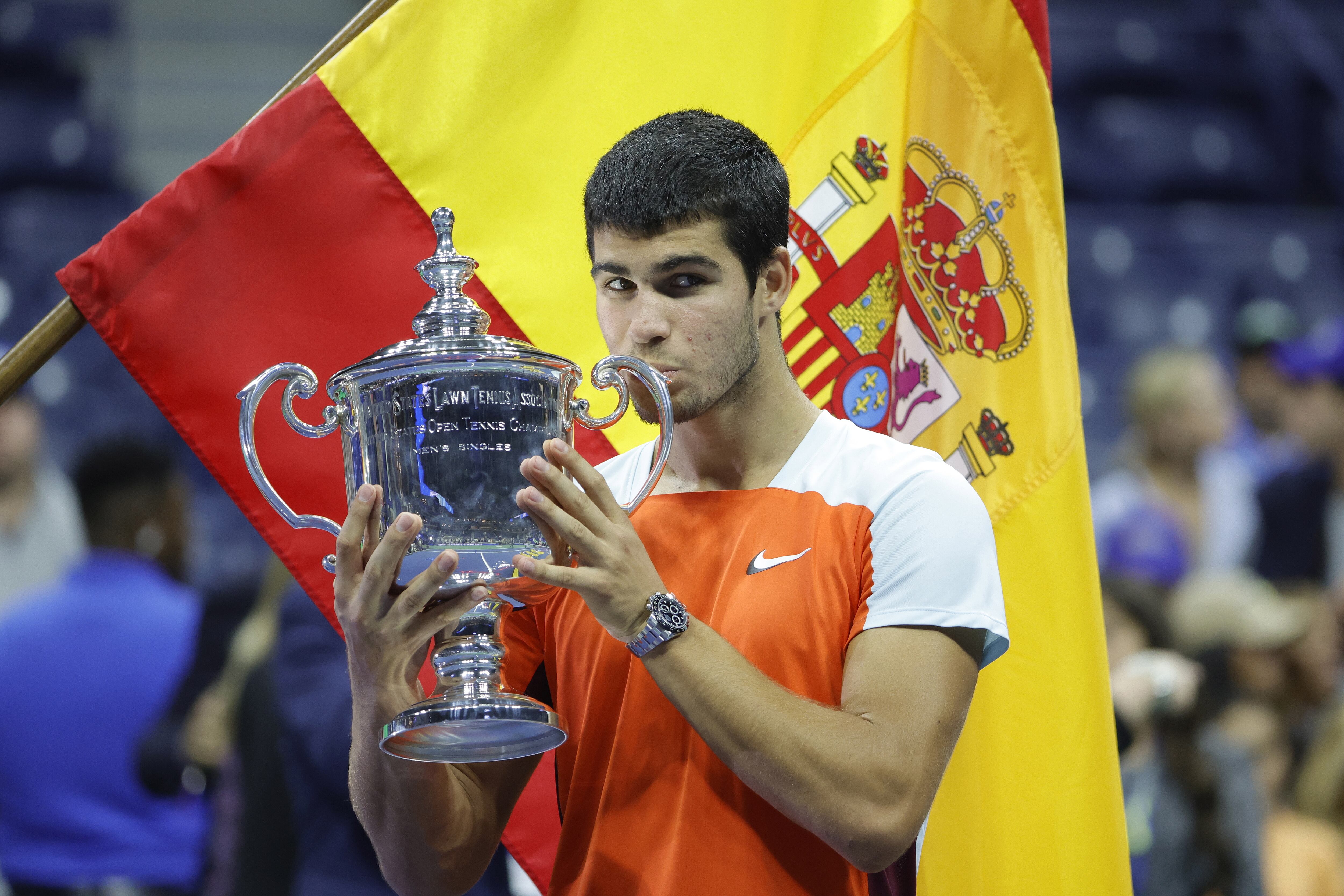 Carlos Alcaraz con el trofeo de campeón del US OPen 2022.