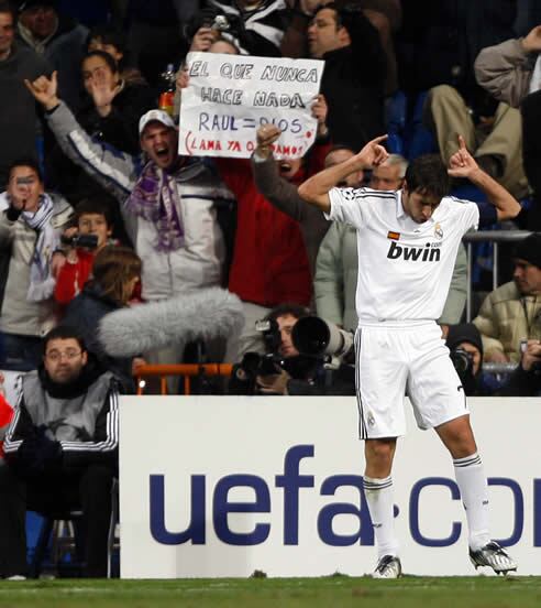 Aficionados blancos recordaron con una pancarta el lema de Manolo Lama de &quot;El que nunca hace nada&quot;