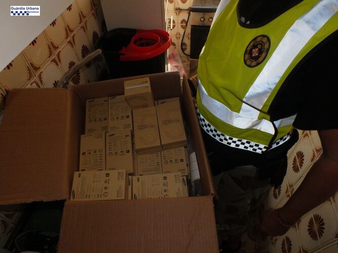 Mostra dels productes falsos interceptats per la Guàrdia Urbana