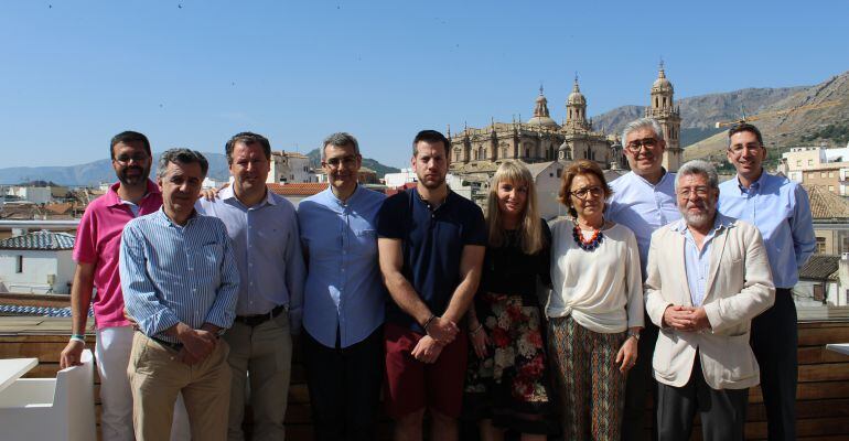 Foto de familia de los premiados con miembros de la organización.