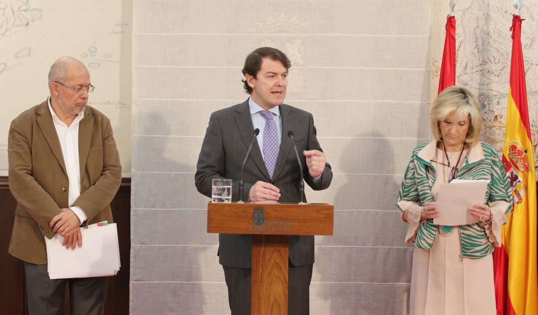 Alfonso Fernández Mañueco acompañado por la Consejera de Sanidad y el Vicepresidente de la Junta de Castilla y León