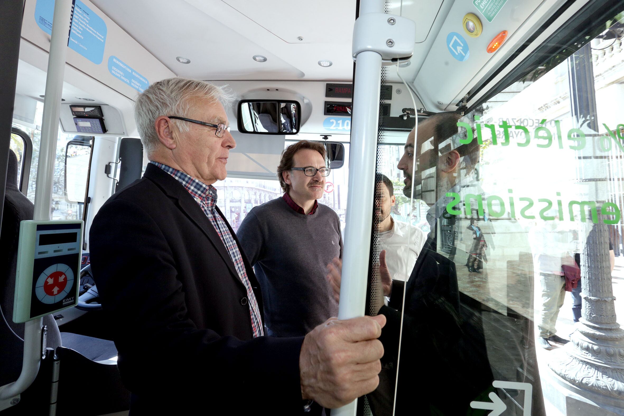 Joan Ribó y Giuseppe Grezzi en un autobús de la EMT