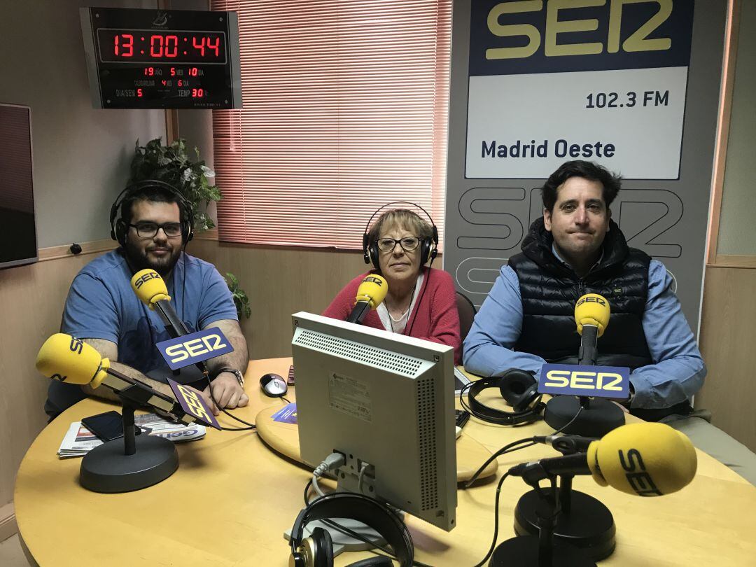 De izquierda a derecha, los periodistas Rubén Sánchez, Elisa Blanco y Gustavo Muñana