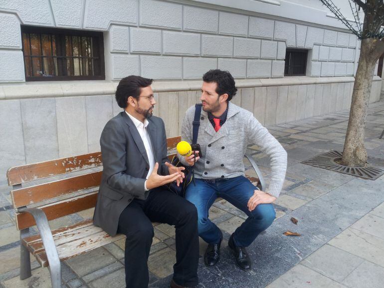 Enrique Árbol entrevista a Paco Cuenca en la Plaza del Carmen.