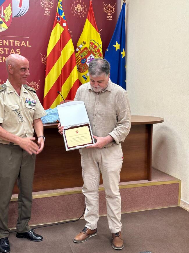 El alcalde, con un mando del ejército en la exposición