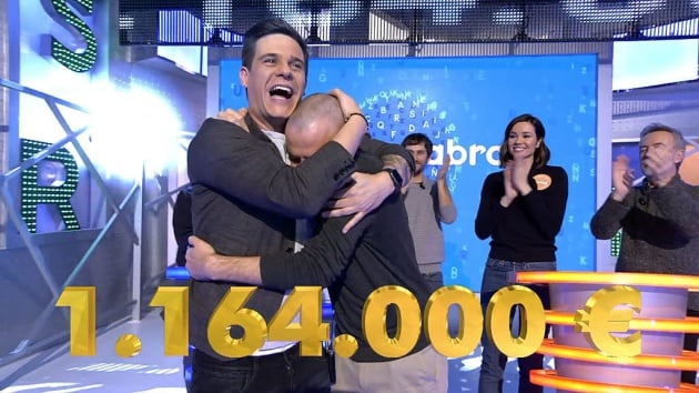 Christian Gálvez celebra con Antonio el premio