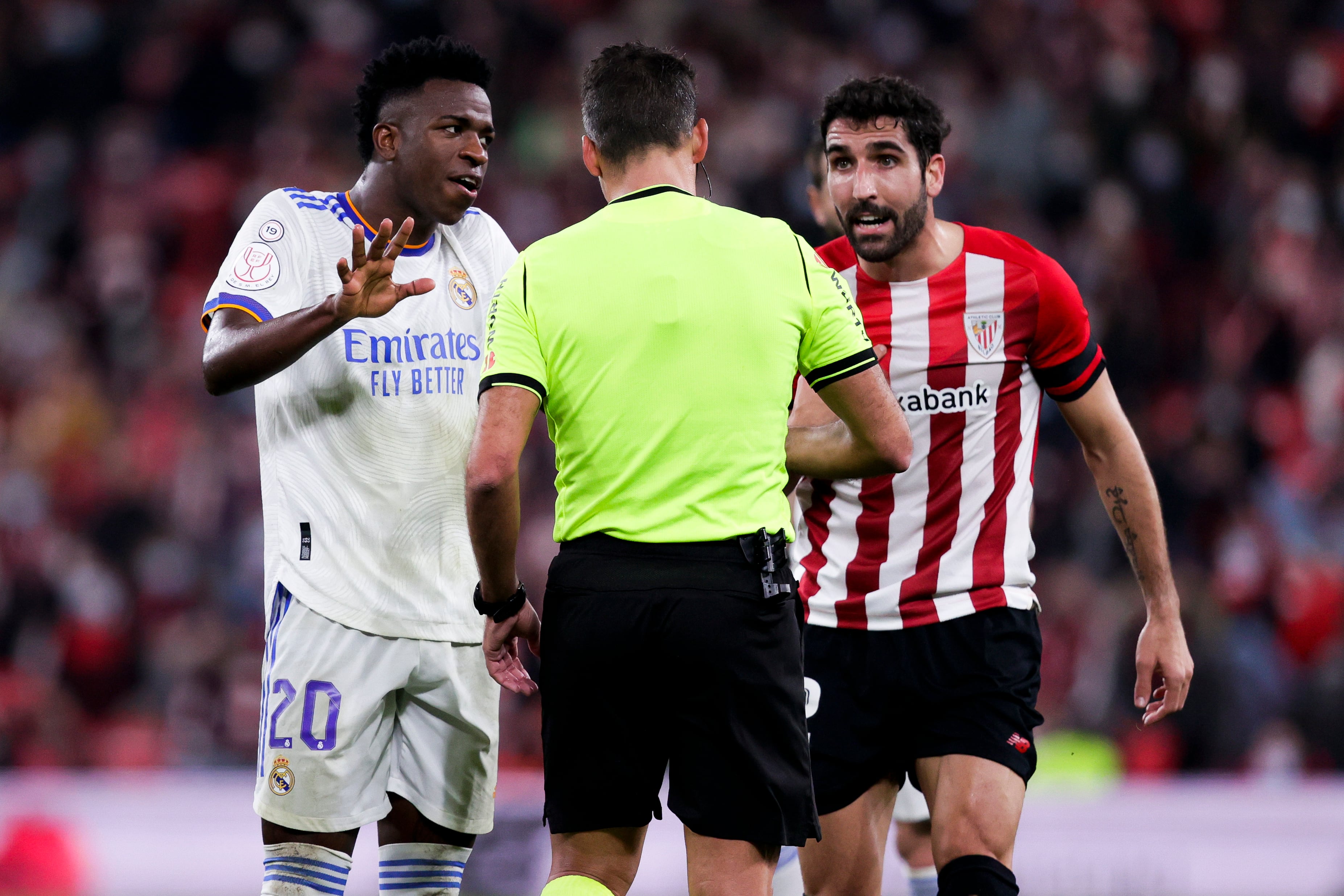 Raúl García y Vinicius hablan con Gil Manzano durante un partido de Copa de la pasada temporada.