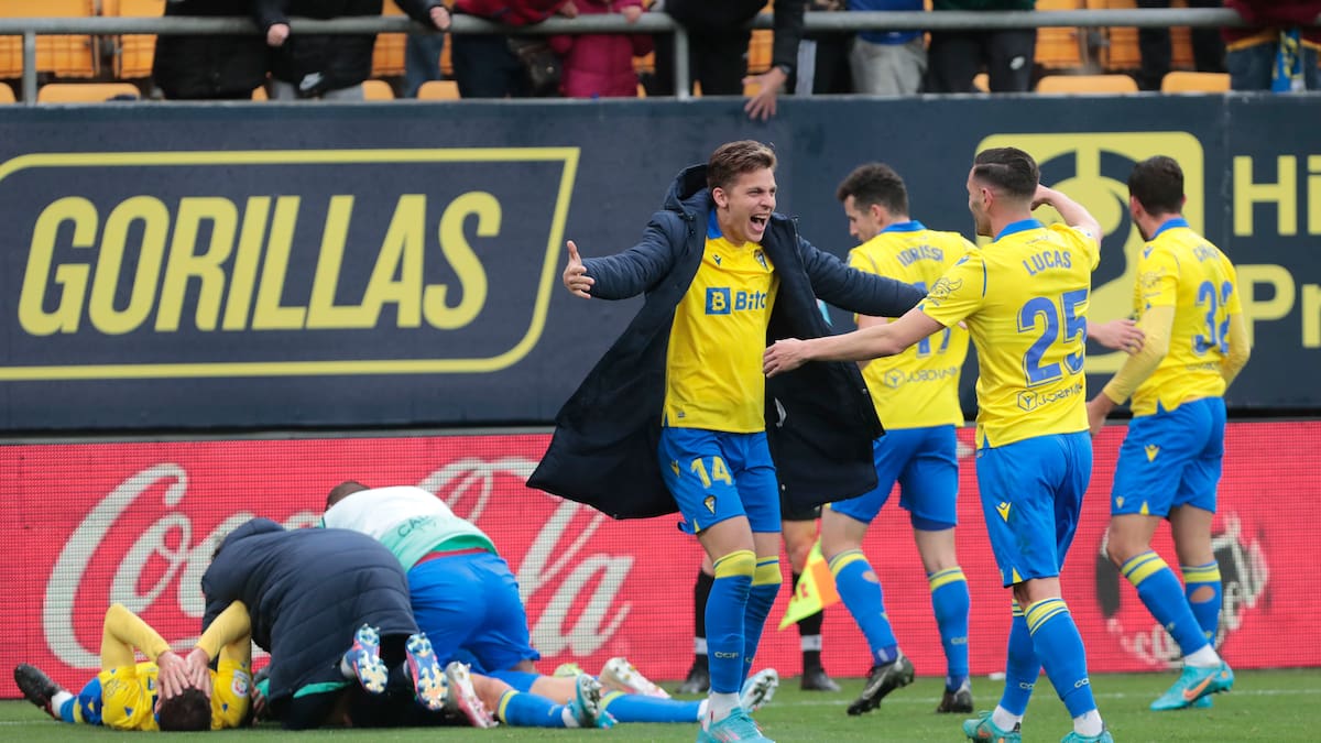 El apoyo y el cariño de la plantilla del Cádiz CF a Sobrino