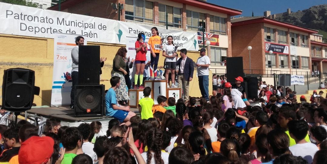 Podium de participantes en una edición anterior de la Carrera de la Gloria de Jaén.