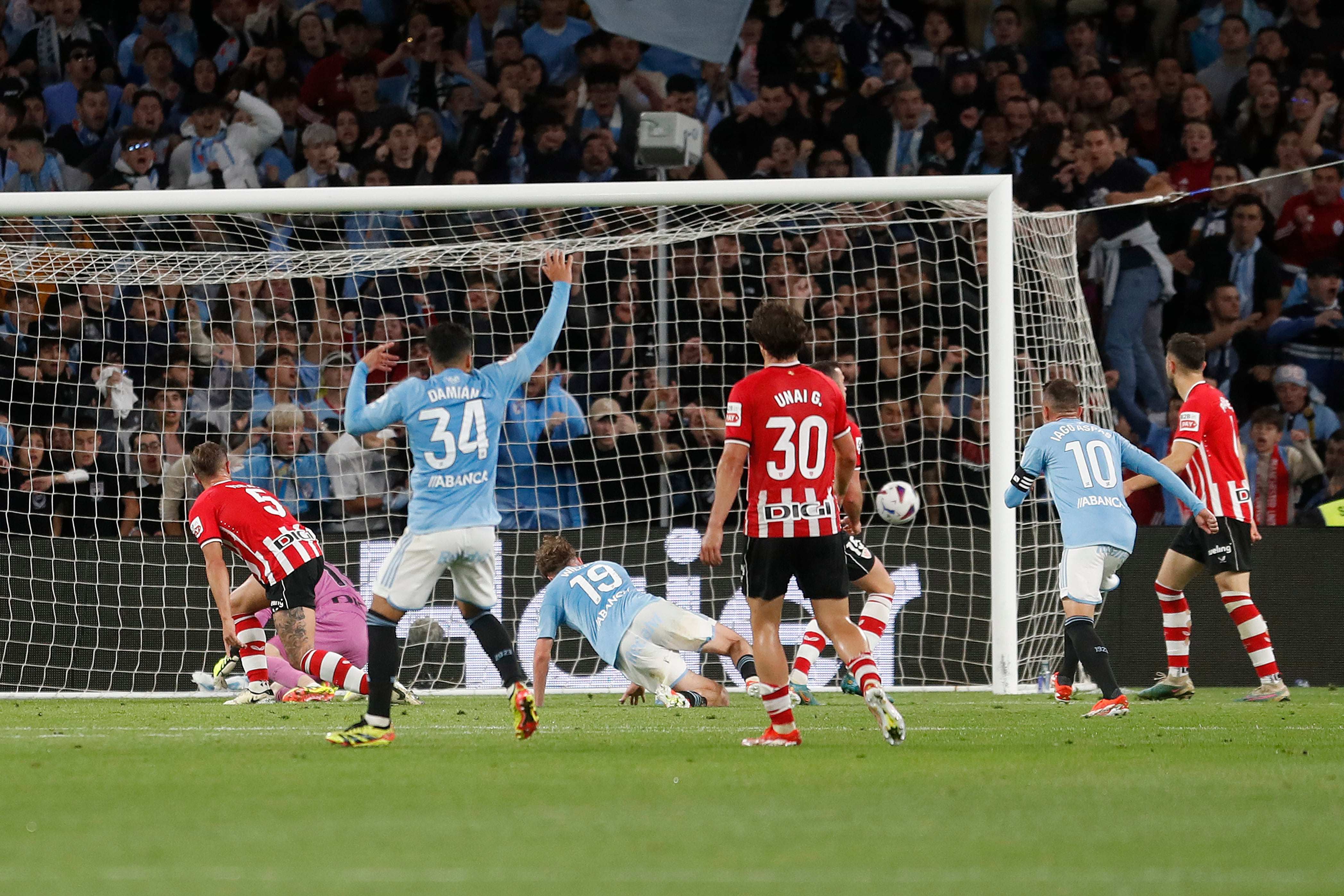 VIGO (PONTEVEDRA), 15/05/2024.- El delantero del Celta Williot Swedbeg (3-i) marca el primer gol ante el Athletic, durante el partido de Liga en Primera División que Celta de Vigo y Athletic Club disputan este miércoles en el estadio de Balaídos. EFE/Salvador Sas
