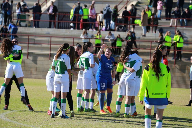 Las jugadoras del Elche C.F. celebran su victoria ante el Discóbolo