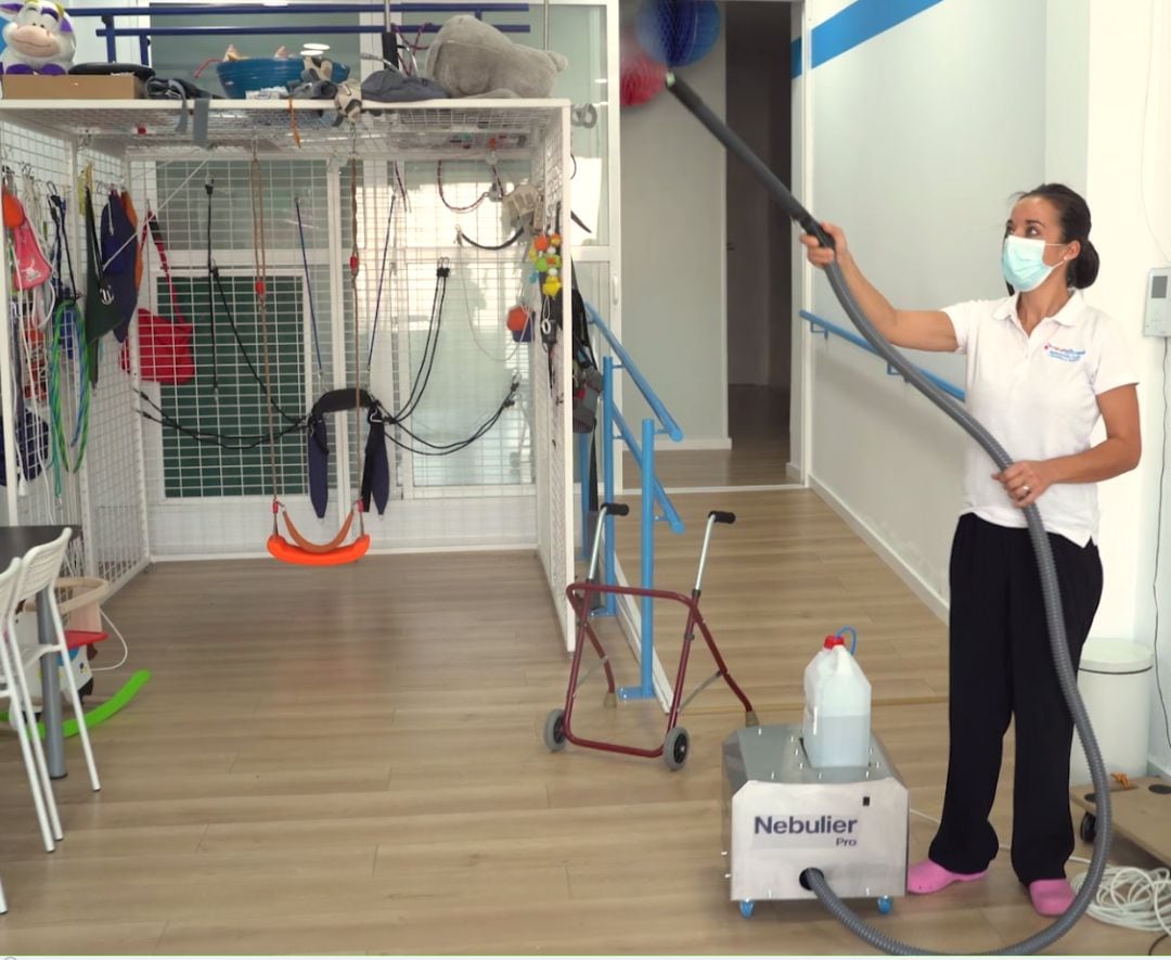 Desinfección de superficie con Nebulier Pro, nuevo sistema desarrollado por "Equipos Clínicos" de la firma linarense Eco Motor Electric.