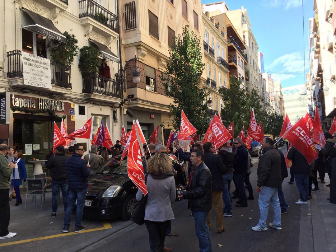 Hosteleros se manifiestan frente al establecimiento del Presidente de le Federación