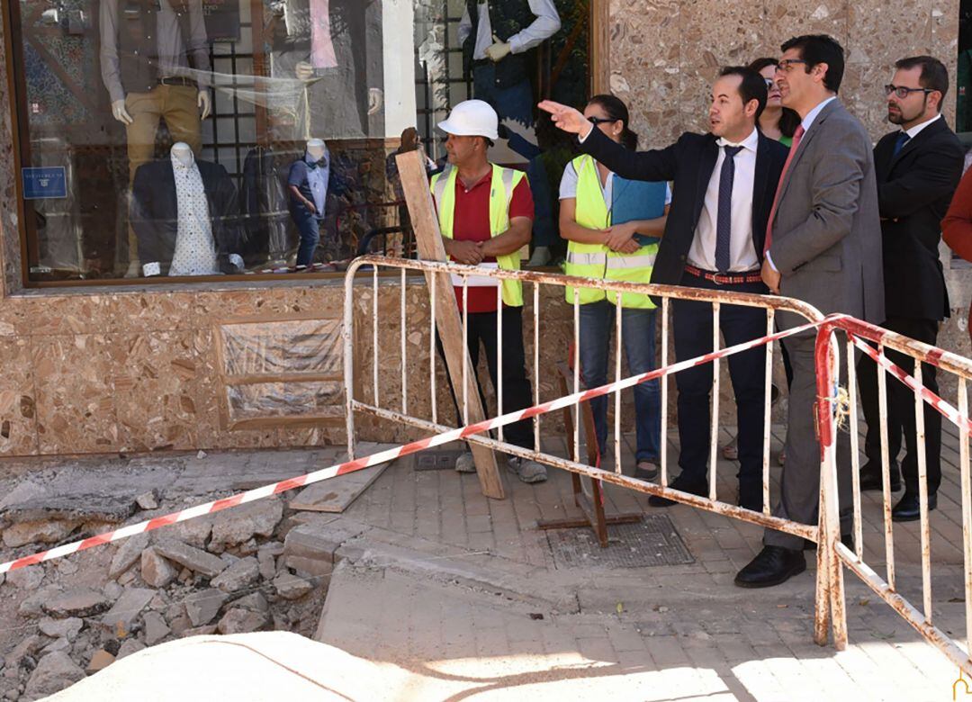 El presidente de la Diputación de Ciudad Real, José Manuel Caballero, y el alcalde localidad, Sergio García-Navas