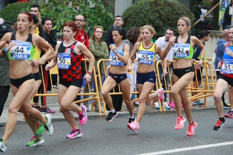 Atletas participando en el campeonato de España de Milla en Ruta, en Marín (Pontevedra)