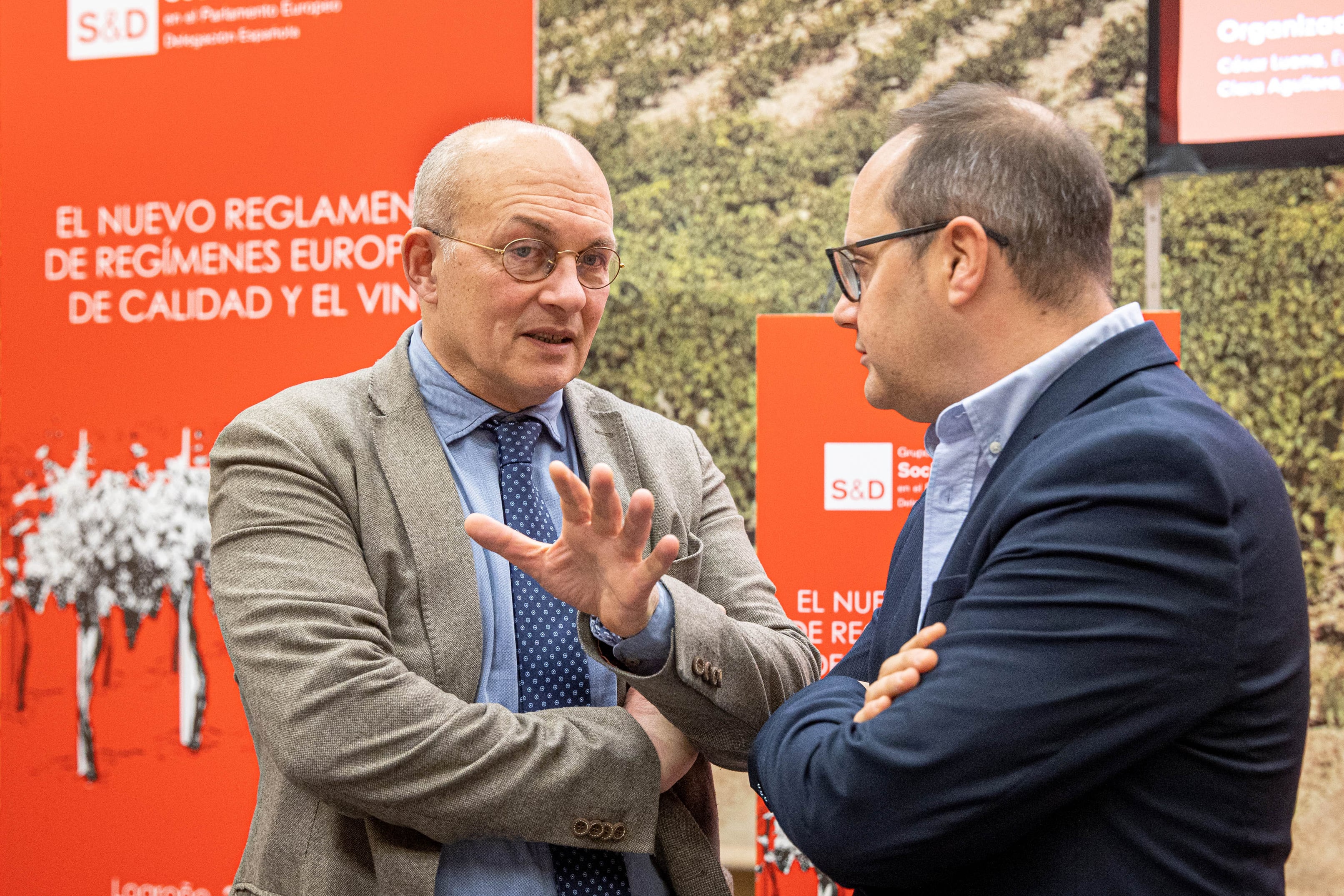LOGROÑO, 20/01/2023.- El jefe de la Unidad de Indicaciones Geográficas en la Dirección General de Agricultura de la Comisión Europea, Joao Onofre(i) y el eurodiputado socialista riojano, César Luena(d), este viernes en una jornada, en Logroño, sobre el nuevo Reglamento de Regímenes Europeos de Calidad y el Vino, organizada por el Grupo de la Alianza Progresista de los Socialistas & Demócratas. Onofre ha indicado que la Unión Europea no aprobará la creación de la denominación de origen protegida "Viñedos de Alava" sin el acuerdo previo del Gobierno de España, en este caso, el Ministerio de Agricultura, que actualmente no lo tiene. EFE/ Raquel Manzanares.
