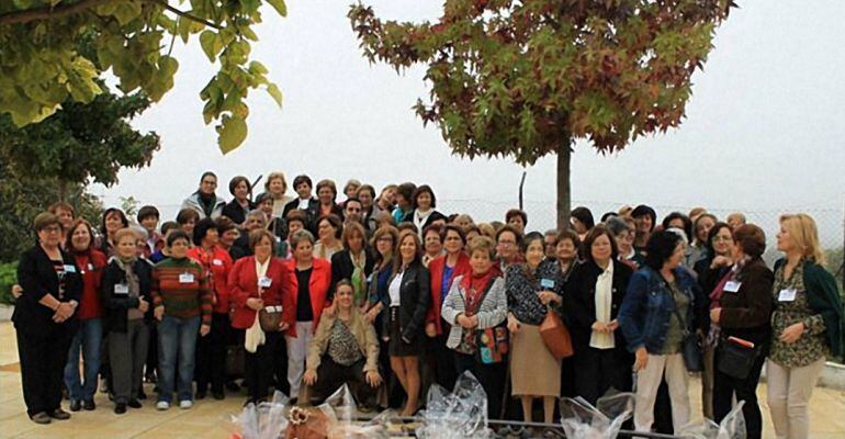 Foto de familia de las representantes de las asociaciones de mujeres de Alcalá la Real.