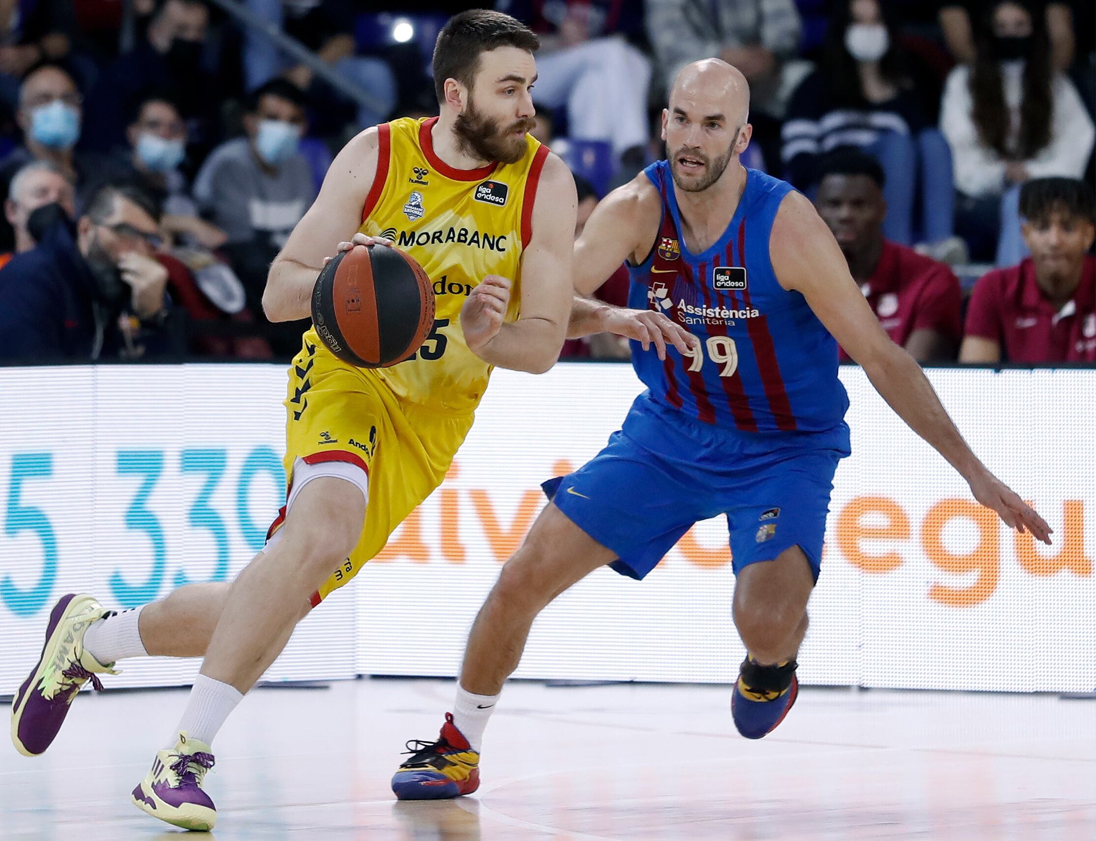 BARCELONA, 01/03/2022.- El alero checo de Morabanc Andorra, David Jelinek (i), con el balón ante el base griego del Barça, Nick Calathes, durante el partido aplazado de la Liga ACB disputado hoy martes en el Palau Blaugrana de Barcelona. EFE / Andreu Dalmau.
