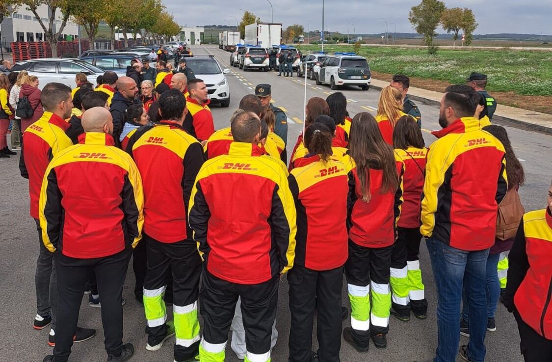 Guardia Civil dialogando con trabajadores de Logística en el Polígono de Quer