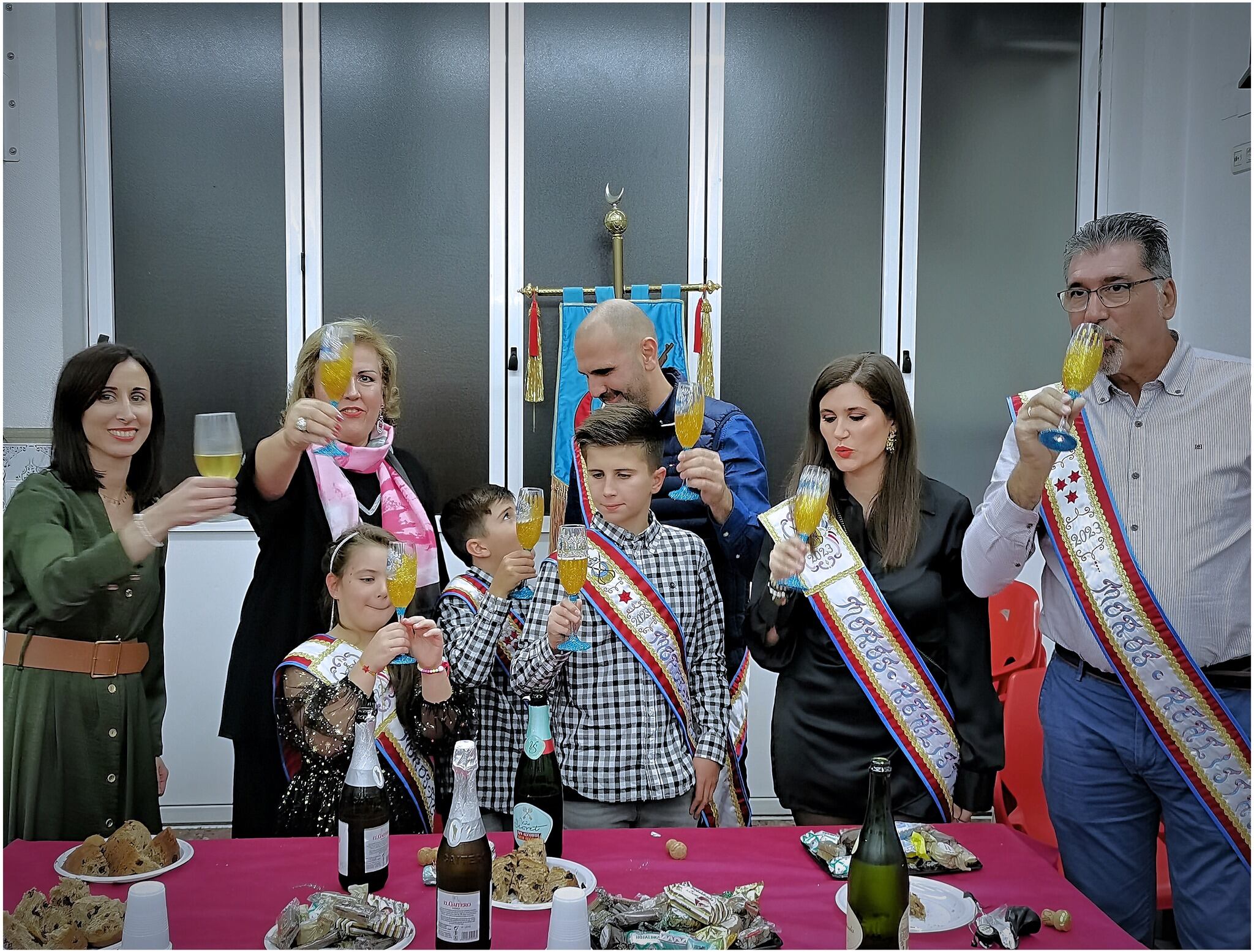 Momento del brindis de la Comparsa