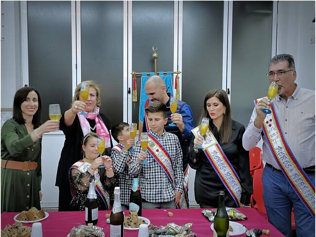 Momento del brindis de la Comparsa